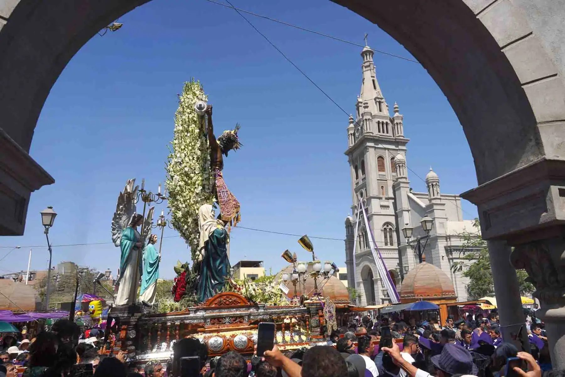 Bajo un intenso sol, con una temperatura que alcanzó los 30 grados Celsius, cientos de fieles iqueños demostraron una vez más su inquebrantable devoción y fe al Señor de Luren, acompañándolo en su segundo recorrido procesional por las principales calles y avenidas de la ciudad de Ica. Foto: Genry Bautista