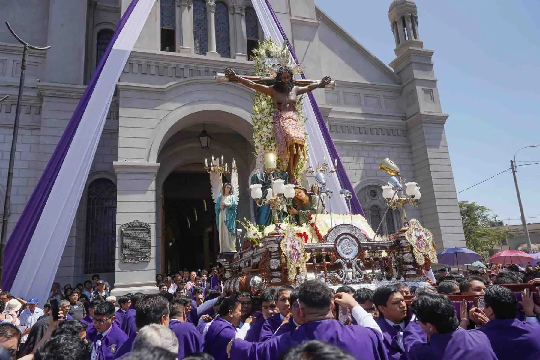 La sagrada imagen del Señor de Luren, patrón de Ica, realizó su segundo recorrido procesional acompañado de miles de devotos que expresaron su profunda religiosidad durante el recorrido por las calles de la ciudad de Ica. Foto: Genry Bautista