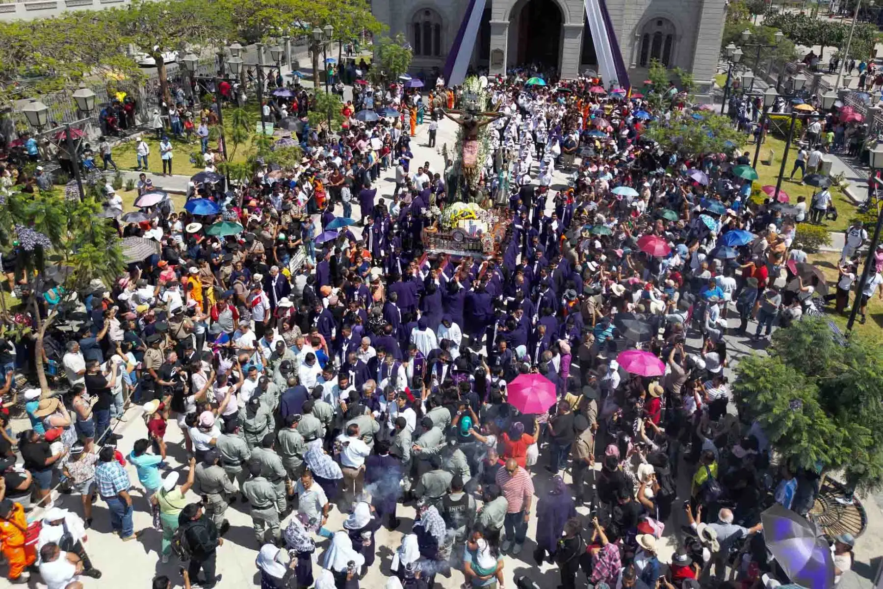 La sagrada imagen del Señor de Luren, patrón de Ica, realizó su segundo recorrido procesional acompañado de miles de devotos que expresaron su profunda religiosidad durante el recorrido por las calles de la ciudad de Ica. Foto: Genry Bautista