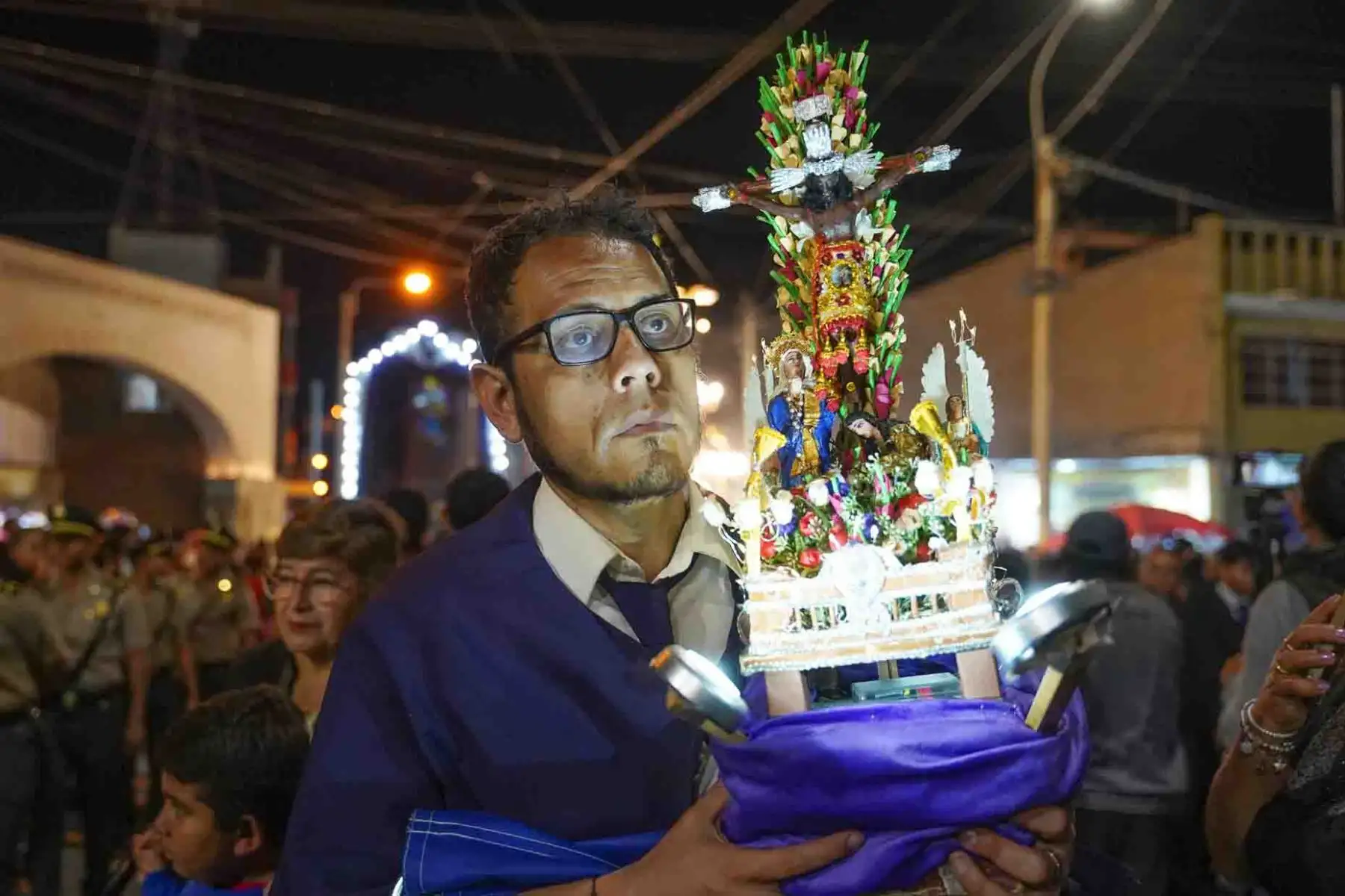 Iqueños expresaron su profunda religiosidad acompañando la sagrada imagen  que realizó su segundo recorrido procesional, a pesar del fuerte sol que se presentó en Ica. Foto: Genry Bautista