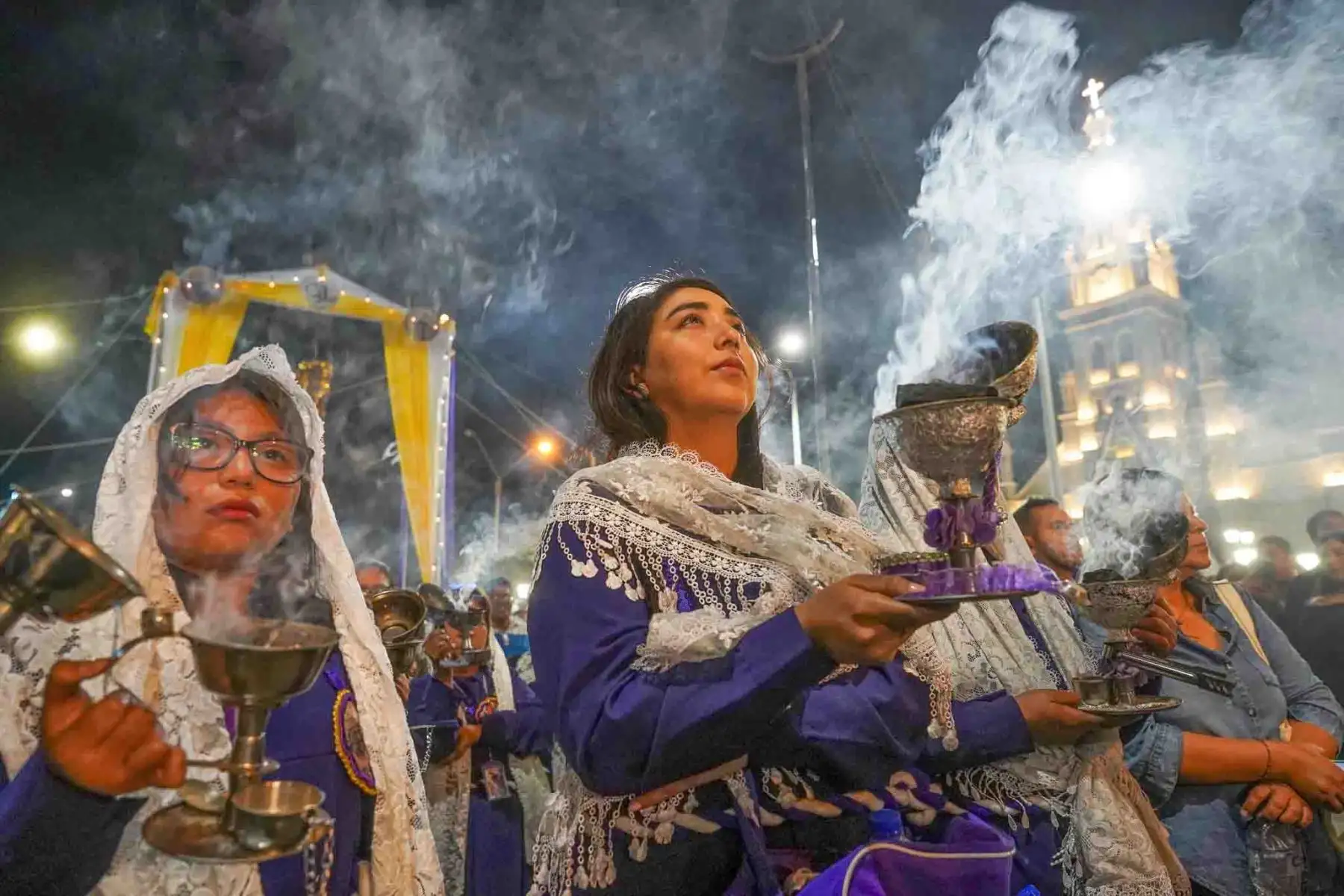 Iqueños expresaron su profunda religiosidad acompañando la sagrada imagen  que realizó su segundo recorrido procesional, a pesar del fuerte sol que se presentó en Ica. Foto: Genry Bautista