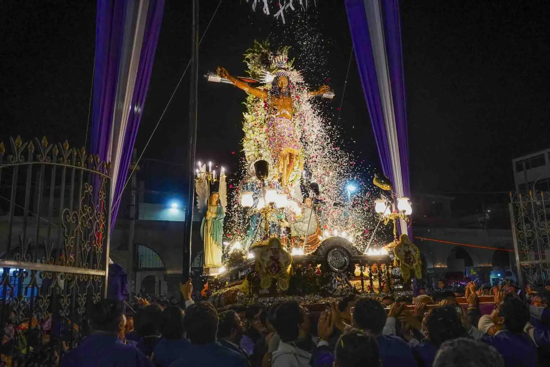 Iqueños expresaron su profunda religiosidad acompañando la sagrada imagen  que realizó su segundo recorrido procesional, a pesar del fuerte sol que se presentó en Ica. Foto: Genry Bautista