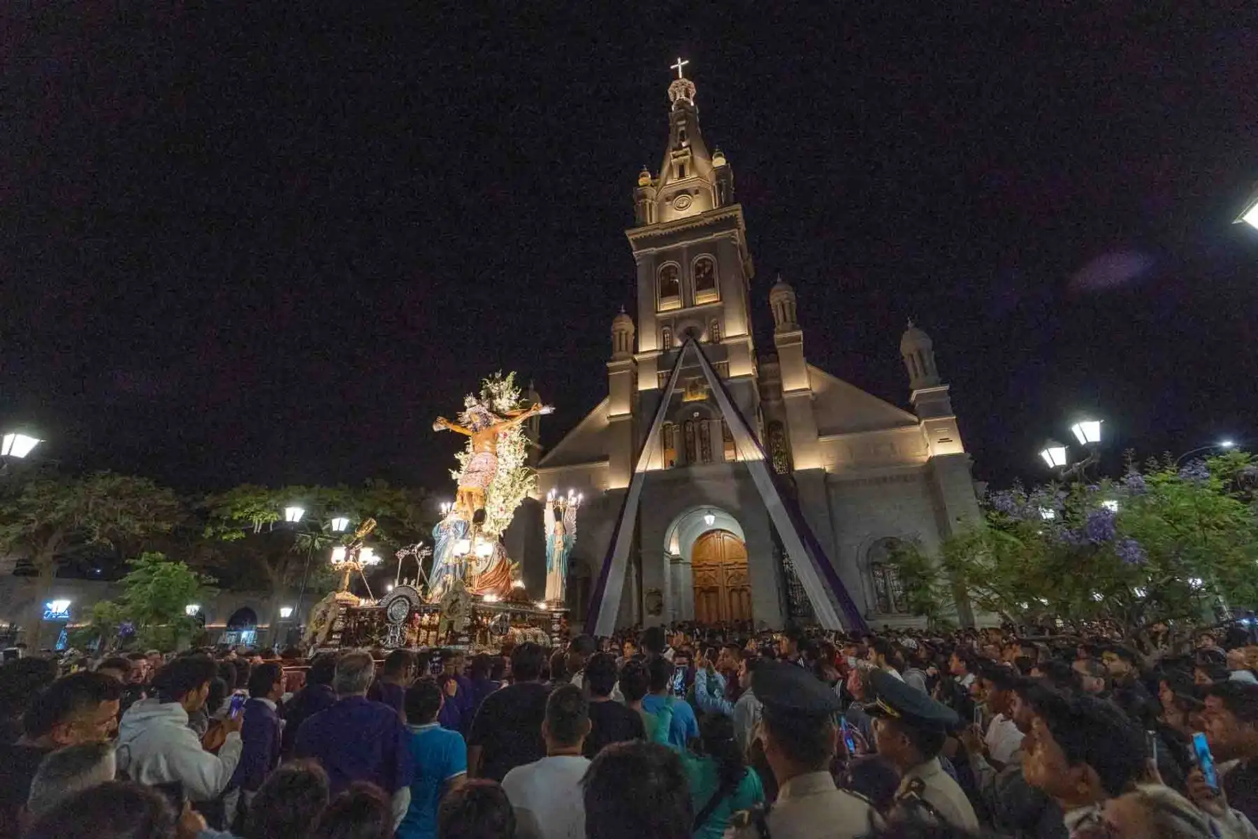 Iqueños expresaron su profunda religiosidad acompañando la sagrada imagen  que realizó su segundo recorrido procesional, a pesar del fuerte sol que se presentó en Ica. Foto: Genry Bautista