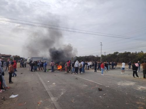 Manifestantes bloquean la carretera Panamericana Norte, a la altura de la provincia de Virú, en La Libertad, afectando el paso de cientos de vehículos. Foto: Luis Puell