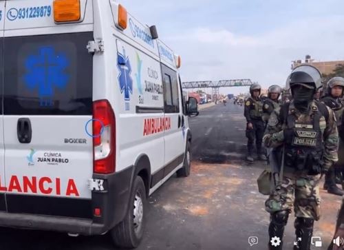 La Policía Nacional logró liberar uno de los puntos bloqueados de la carretera Panamericana Norte, en Virú.