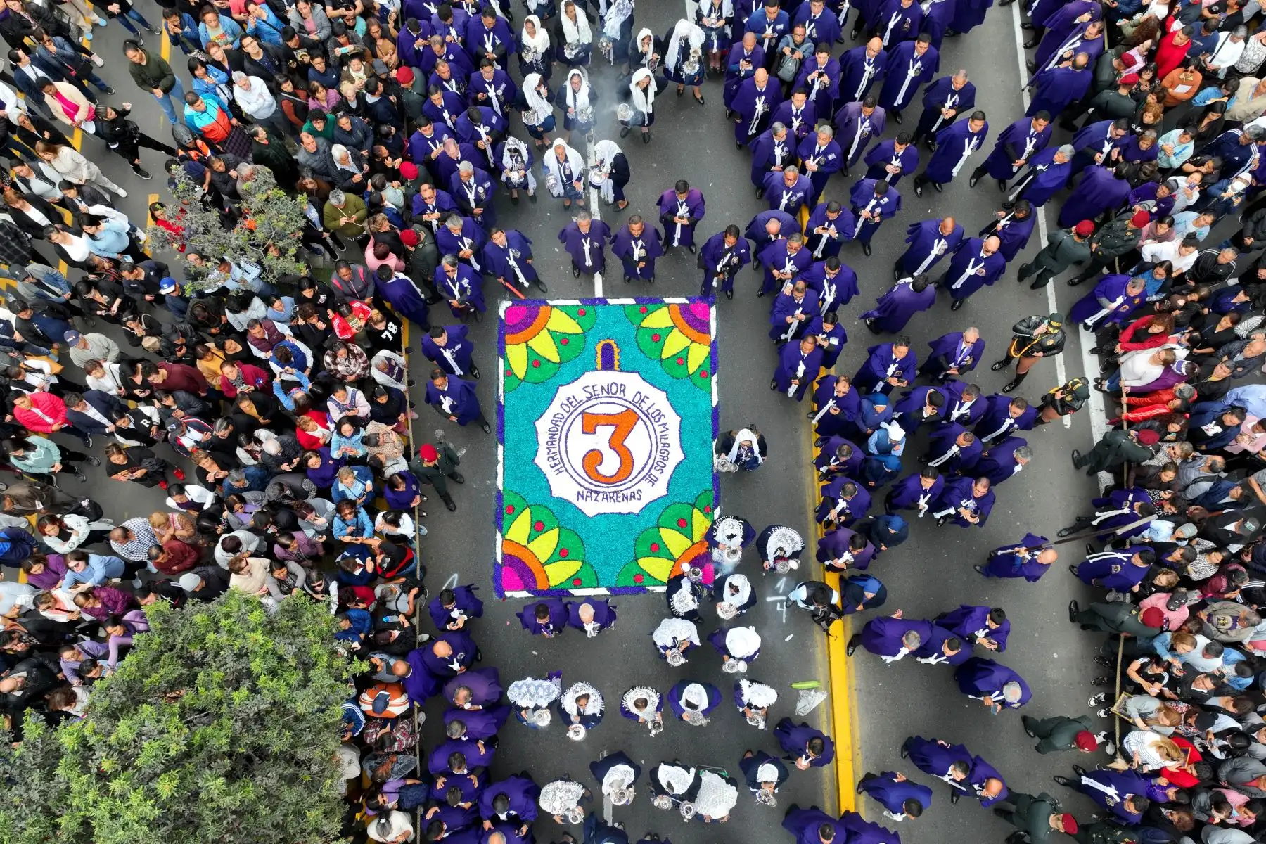La imagen del Señor de los Milagros avanza por las avenidas Tacna y Nicolás de Piérola en su cuarto recorrido procesional del 2024, acompañada de cientos de fieles católicos, y continuará su camino hacia la avenida Alfonso Ugarte. Foto: ANDINA/Daniel Bracamonte