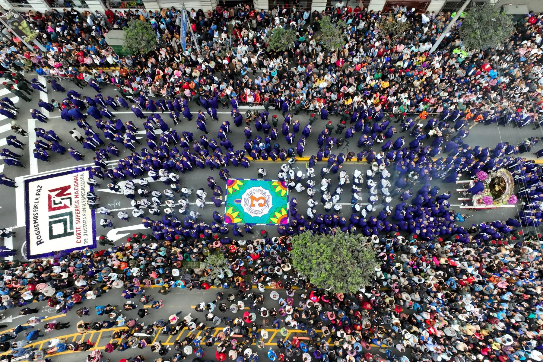 La imagen del Señor de los Milagros avanza por las avenidas Tacna y Nicolás de Piérola en su cuarto recorrido procesional del 2024, acompañada de cientos de fieles católicos, y continuará su camino hacia la avenida Alfonso Ugarte. Foto: ANDINA/Daniel Bracamonte