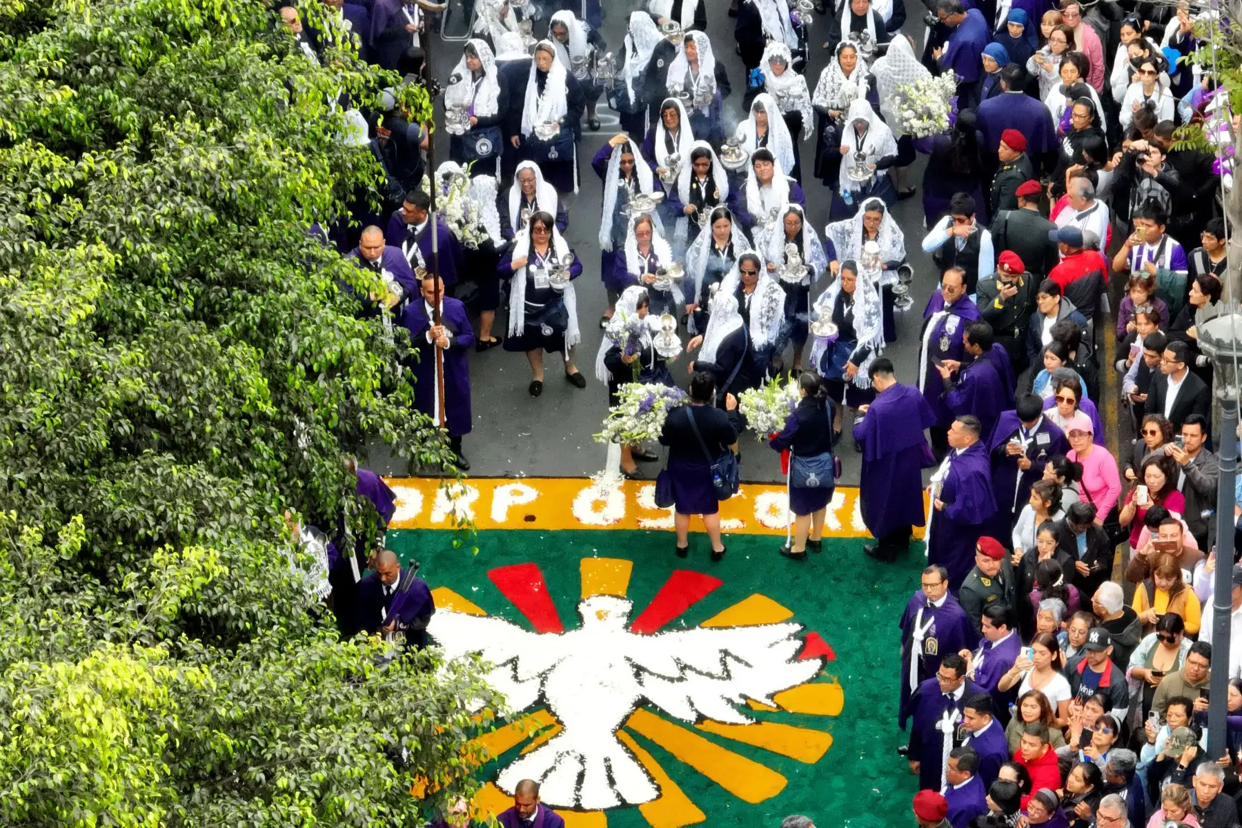 La imagen del Señor de los Milagros avanza por las avenidas Tacna y Nicolás de Piérola en su cuarto recorrido procesional del 2024, acompañada de cientos de fieles católicos, y continuará su camino hacia la avenida Alfonso Ugarte. Foto: ANDINA/Daniel Bracamonte