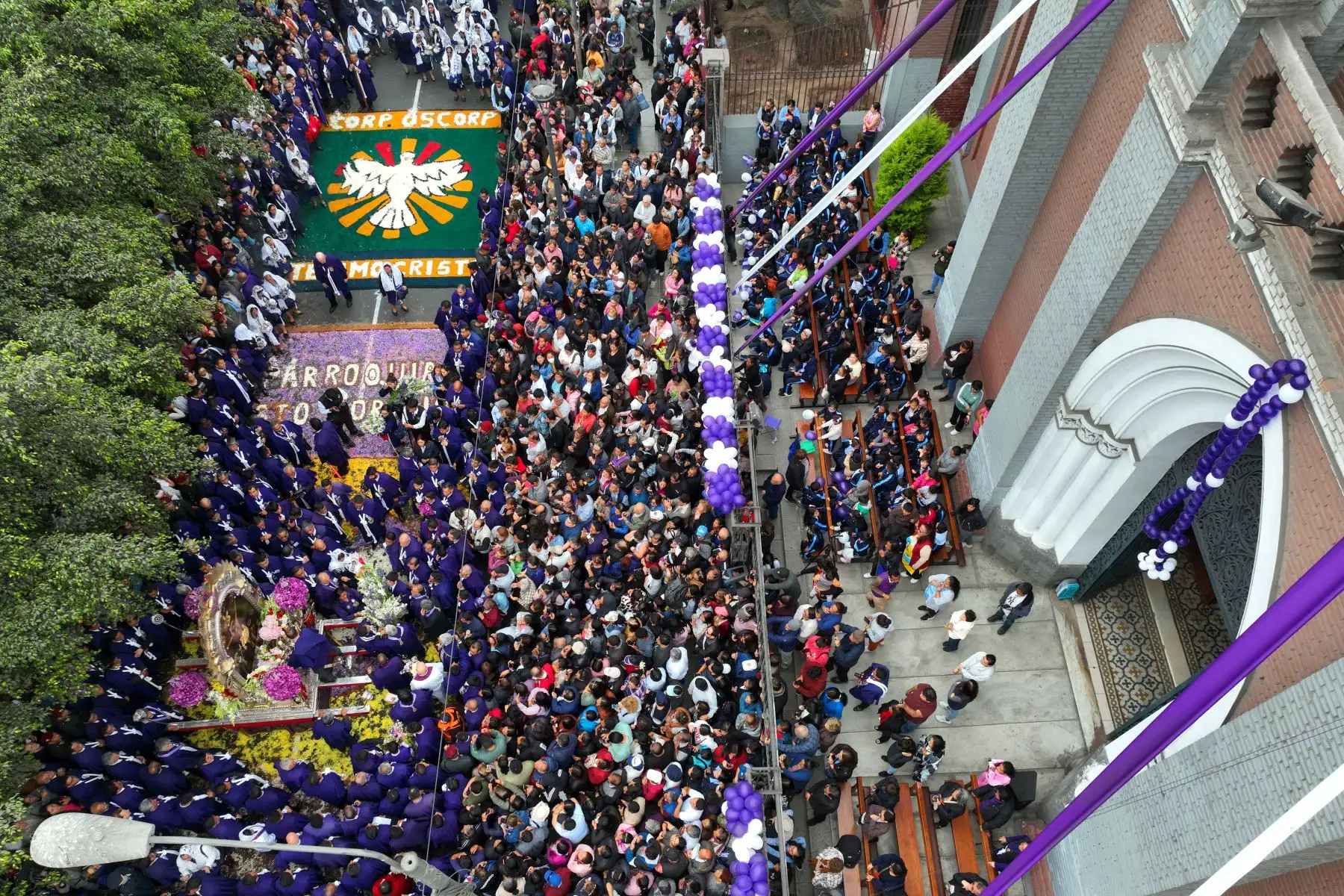 La imagen del Señor de los Milagros avanza por las avenidas Tacna y Nicolás de Piérola en su cuarto recorrido procesional del 2024, acompañada de cientos de fieles católicos, y continuará su camino hacia la avenida Alfonso Ugarte. Foto: ANDINA/Daniel Bracamonte