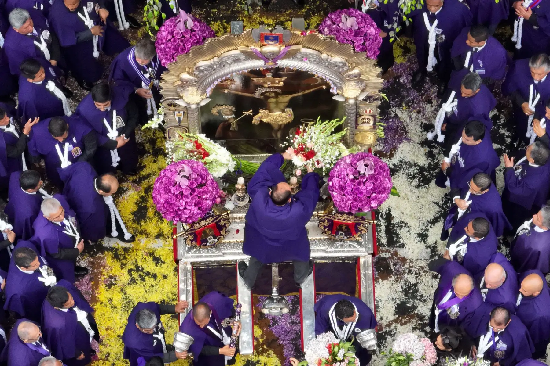 La imagen del Señor de los Milagros avanza por las avenidas Tacna y Nicolás de Piérola en su cuarto recorrido procesional del 2024, acompañada de cientos de fieles católicos, y continuará su camino hacia la avenida Alfonso Ugarte. Foto: ANDINA/Daniel Bracamonte