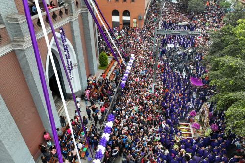 La sagrada imagen del Señor de los Milagros realiza su cuarto recorrido procesional por avenidas y calles del Cercado de Lima