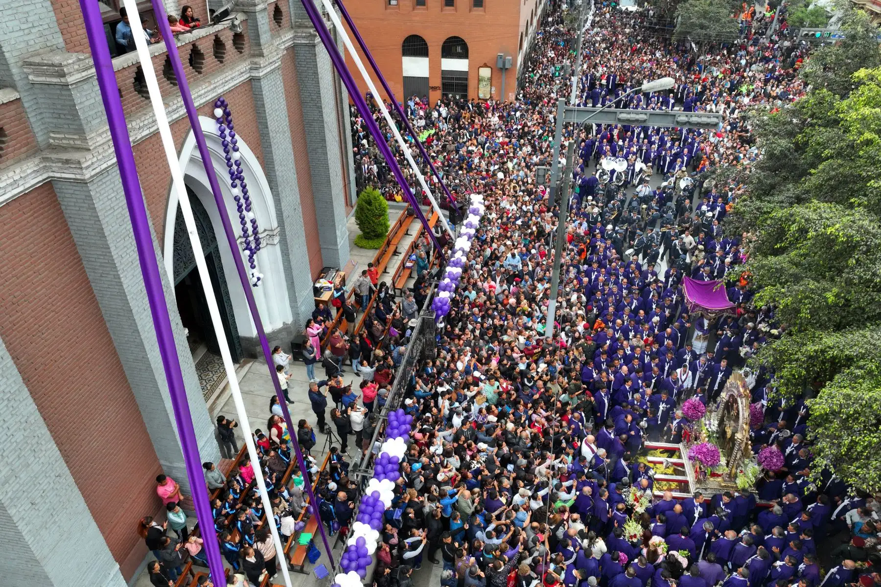 La imagen del Señor de los Milagros avanza por las avenidas Tacna y Nicolás de Piérola en su cuarto recorrido procesional del 2024, acompañada de cientos de fieles católicos, y continuará su camino hacia la avenida Alfonso Ugarte. Foto: ANDINA/Daniel Bracamonte