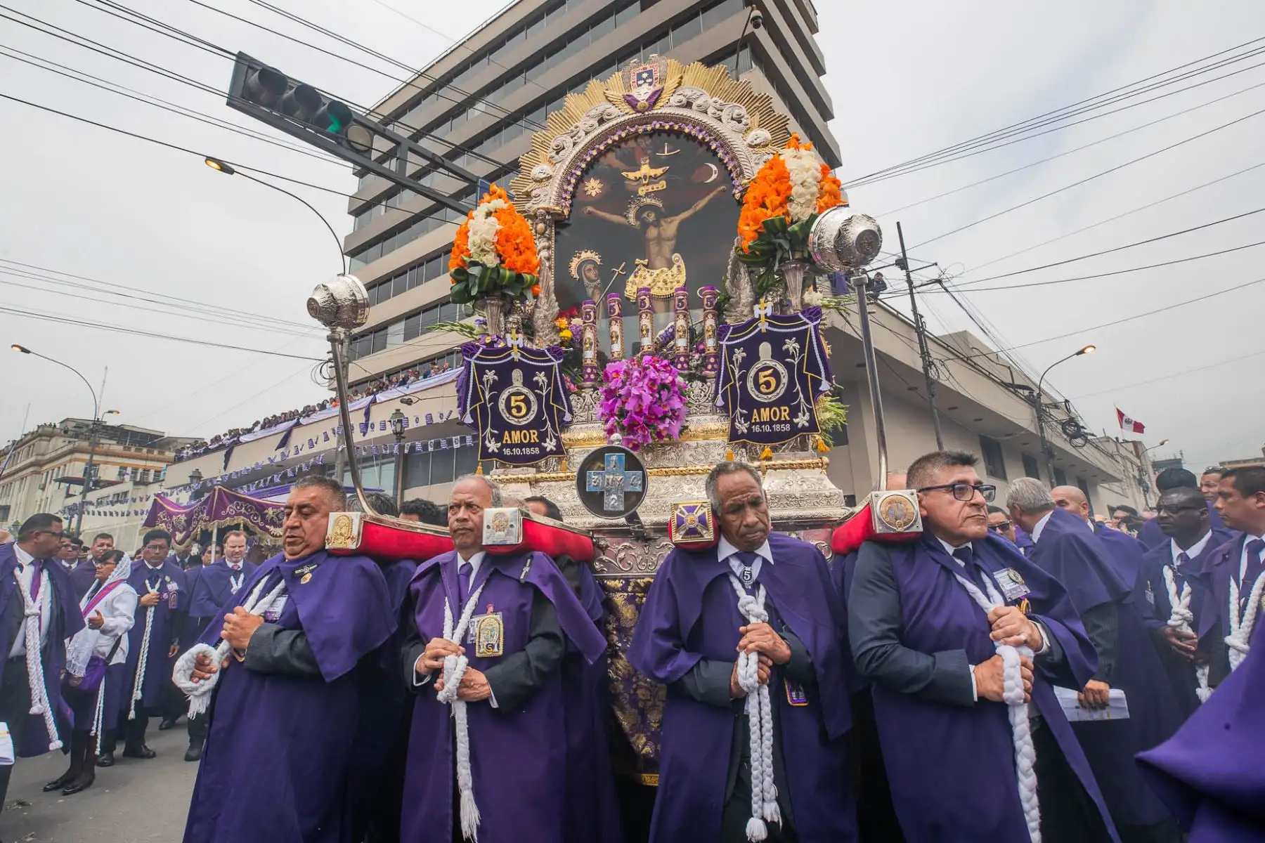 La Agencia de Noticias Andina y el Diario Oficial El Peruano rinden homenaje a la imagen del Señor de los Milagros durante su cuarta procesión 2024. Foto: ANDINA/ Lino Chipana