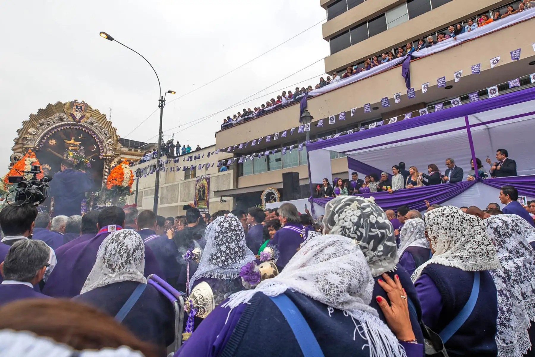 La Agencia de Noticias Andina y el Diario Oficial El Peruano rinden homenaje a la imagen del Señor de los Milagros durante su cuarta procesión 2024. Foto: ANDINA/ Lino Chipana