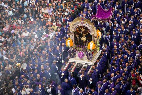 Un mar morado acompañará nuevamente el paso de la impresionante anda de más de 4 toneladas de peso, siempre adornada con coloridos arreglos florales. Foto: ANDINA/archivo. Procesión del Señor de los Milagros. Foto: ANDINA/Carlos Lezama Villantoy