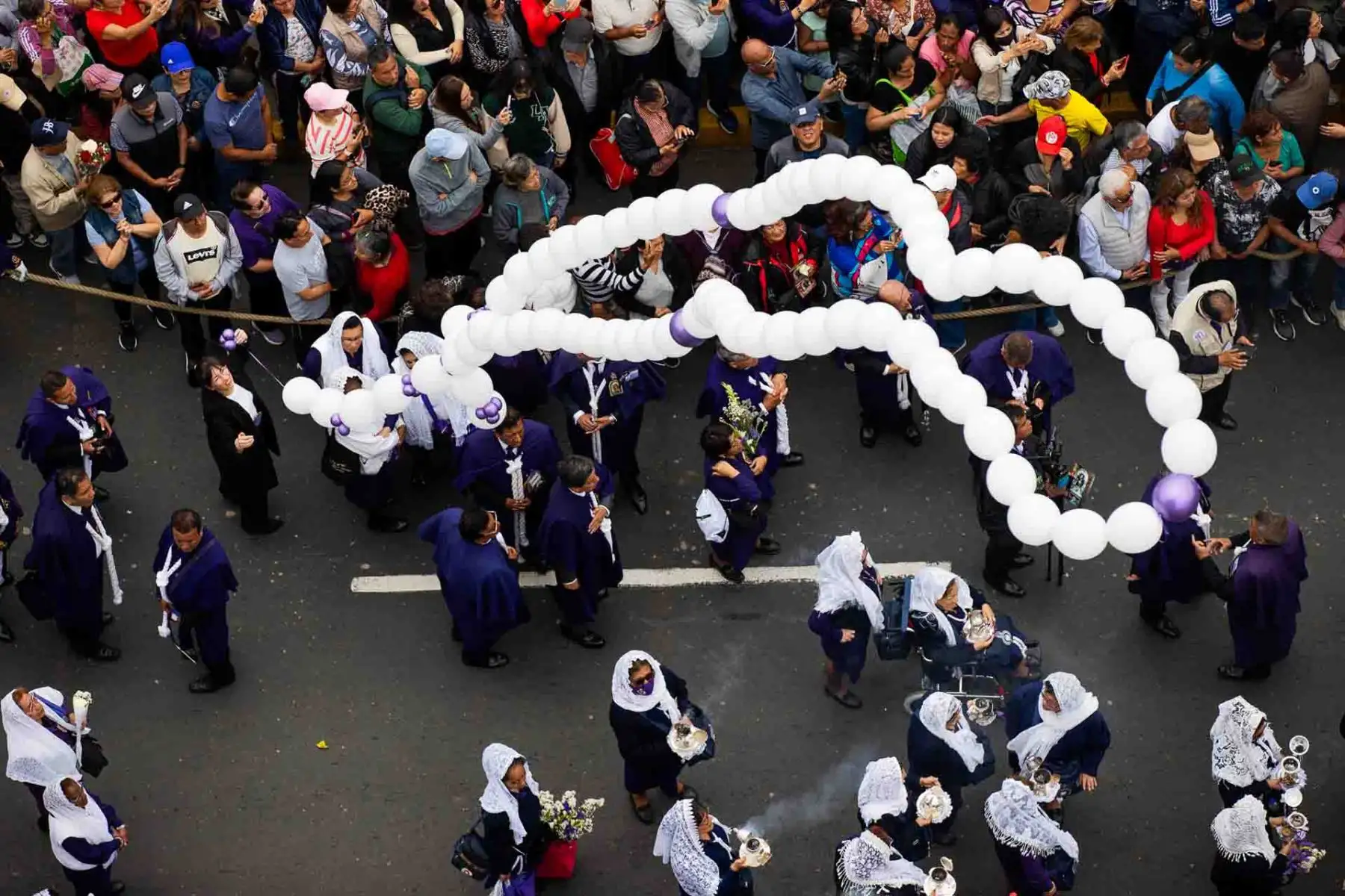 La Agencia de Noticias Andina y el Diario Oficial El Peruano rinden homenaje a la imagen del Señor de los Milagros durante su cuarta procesión 2024. Foto: ANDINA/ Carlos Lezama Villantoy