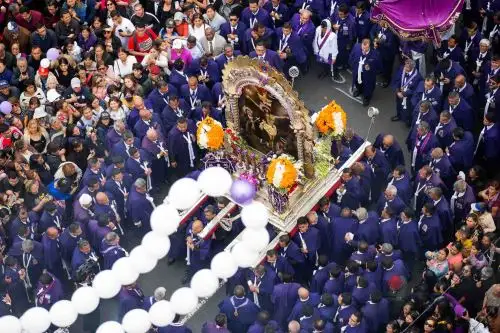 Desde muy temprano, una ola de fieles fue llegando a la avenida Alfonso Ugarte para ser parte de la nueva procesión del Cristo de Pachacamilla. Foto: ANDINA/Carlos Lezama Villantoy
