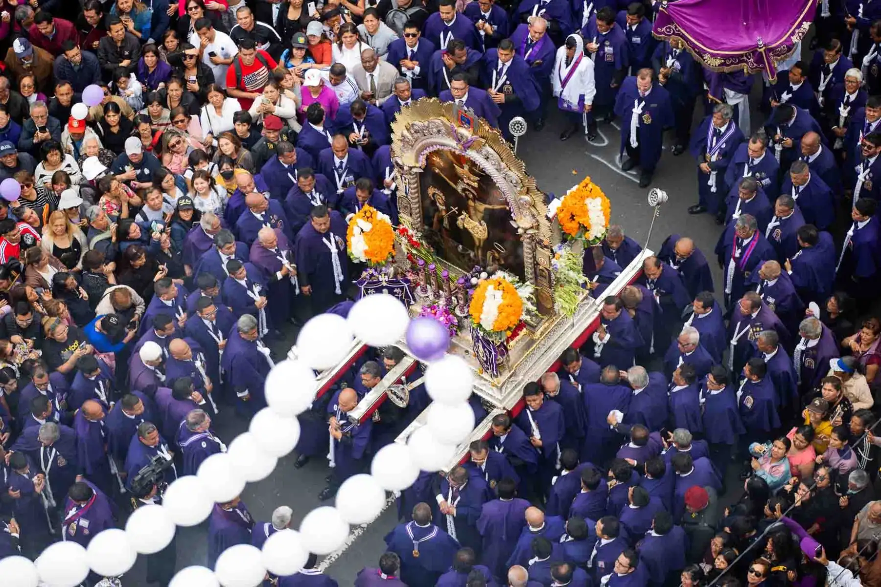 La Agencia de Noticias Andina y el Diario Oficial El Peruano rinden homenaje a la imagen del Señor de los Milagros durante su cuarta procesión 2024. Foto: ANDINA/ Carlos Lezama Villantoy