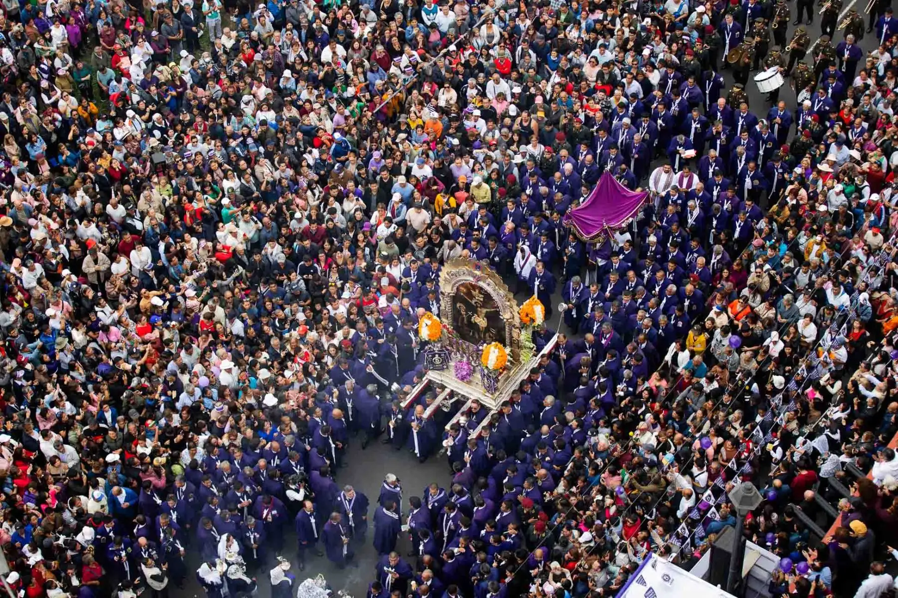 La Agencia de Noticias Andina y el Diario Oficial El Peruano rinden homenaje a la imagen del Señor de los Milagros durante su cuarta procesión 2024. Foto: ANDINA/ Carlos Lezama Villantoy