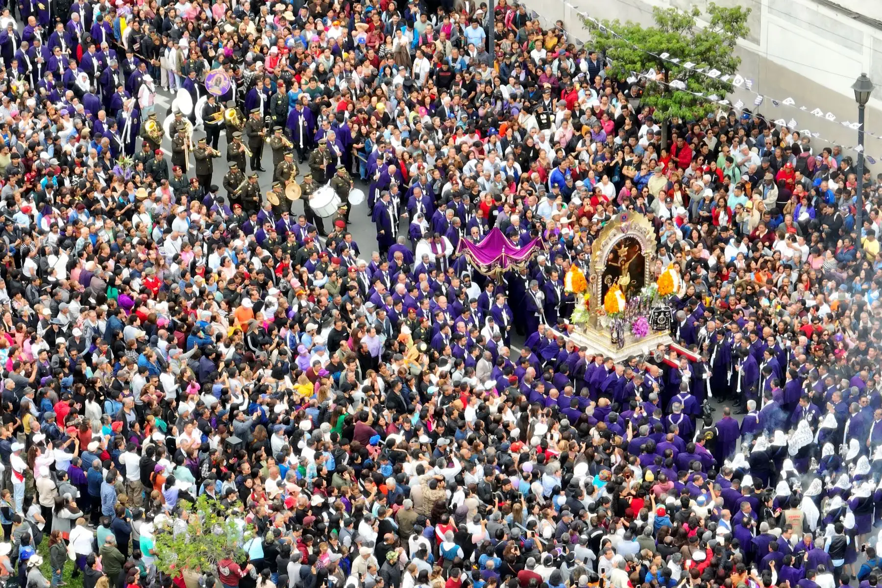 Promediando el mediodía, la imagen del Señor de los Milagros continuó con su cuarto recorrido procesional del 2024 por la avenida Alfonso Ugarte, recibiendo un homenaje especial en la sede de Editora Perú. Foto: ANDINA/Daniel Bracamonte