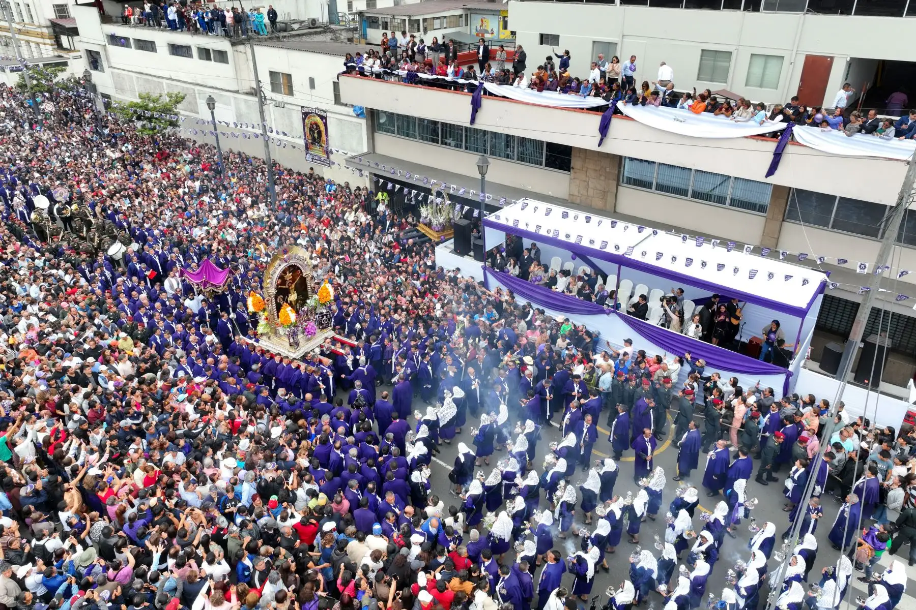 Promediando el mediodía, la imagen del Señor de los Milagros continuó con su cuarto recorrido procesional del 2024 por la avenida Alfonso Ugarte, recibiendo un homenaje especial en la sede de Editora Perú. Foto: ANDINA/Daniel Bracamonte