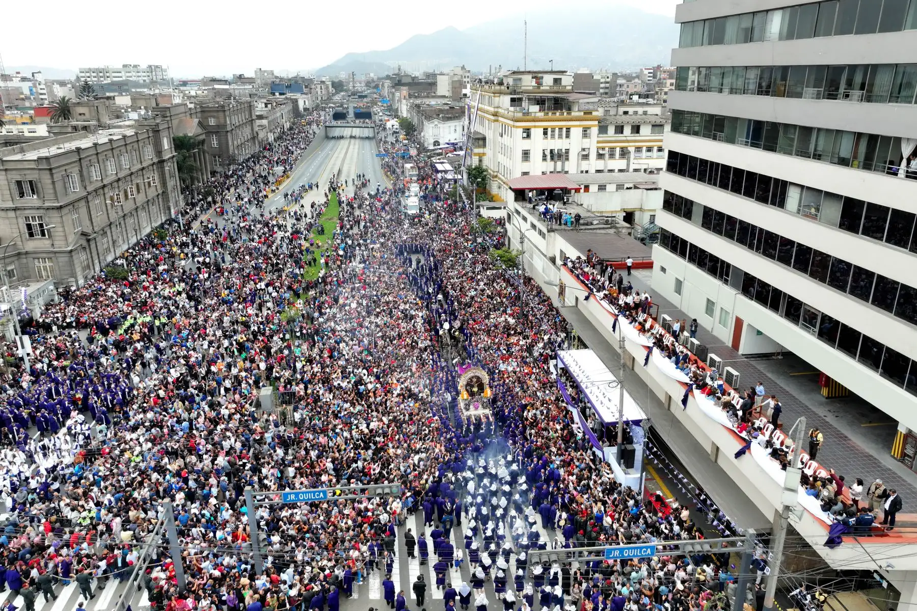 Promediando el mediodía, la imagen del Señor de los Milagros continuó con su cuarto recorrido procesional del 2024 por la avenida Alfonso Ugarte, recibiendo un homenaje especial en la sede de Editora Perú. Foto: ANDINA/Daniel Bracamonte