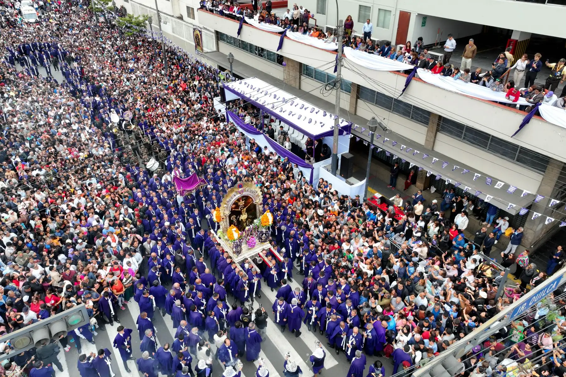 Promediando el mediodía, la imagen del Señor de los Milagros continuó con su cuarto recorrido procesional del 2024 por la avenida Alfonso Ugarte, recibiendo un homenaje especial en la sede de Editora Perú. Foto: ANDINA/Daniel Bracamonte