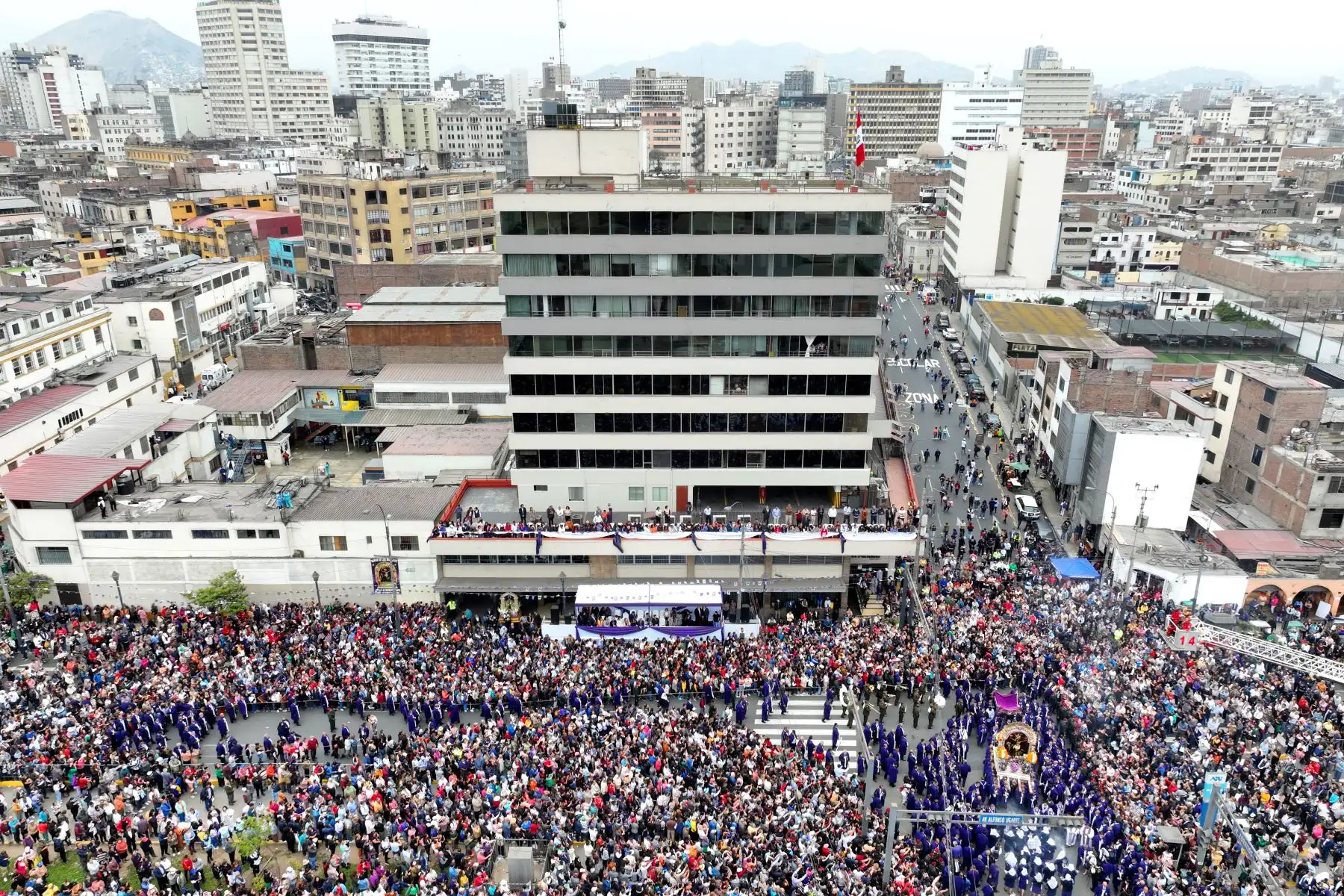 Promediando el mediodía, la imagen del Señor de los Milagros continuó con su cuarto recorrido procesional del 2024 por la avenida Alfonso Ugarte, recibiendo un homenaje especial en la sede de Editora Perú. Foto: ANDINA/Daniel Bracamonte