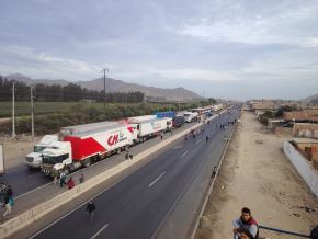 Efectivos de la Policía Nacional lograron desbloquear varios tramos de la carretera Panamericana Norte, a la altura de la provincia de Virú. Foto cortesía: Sobre el Rastro