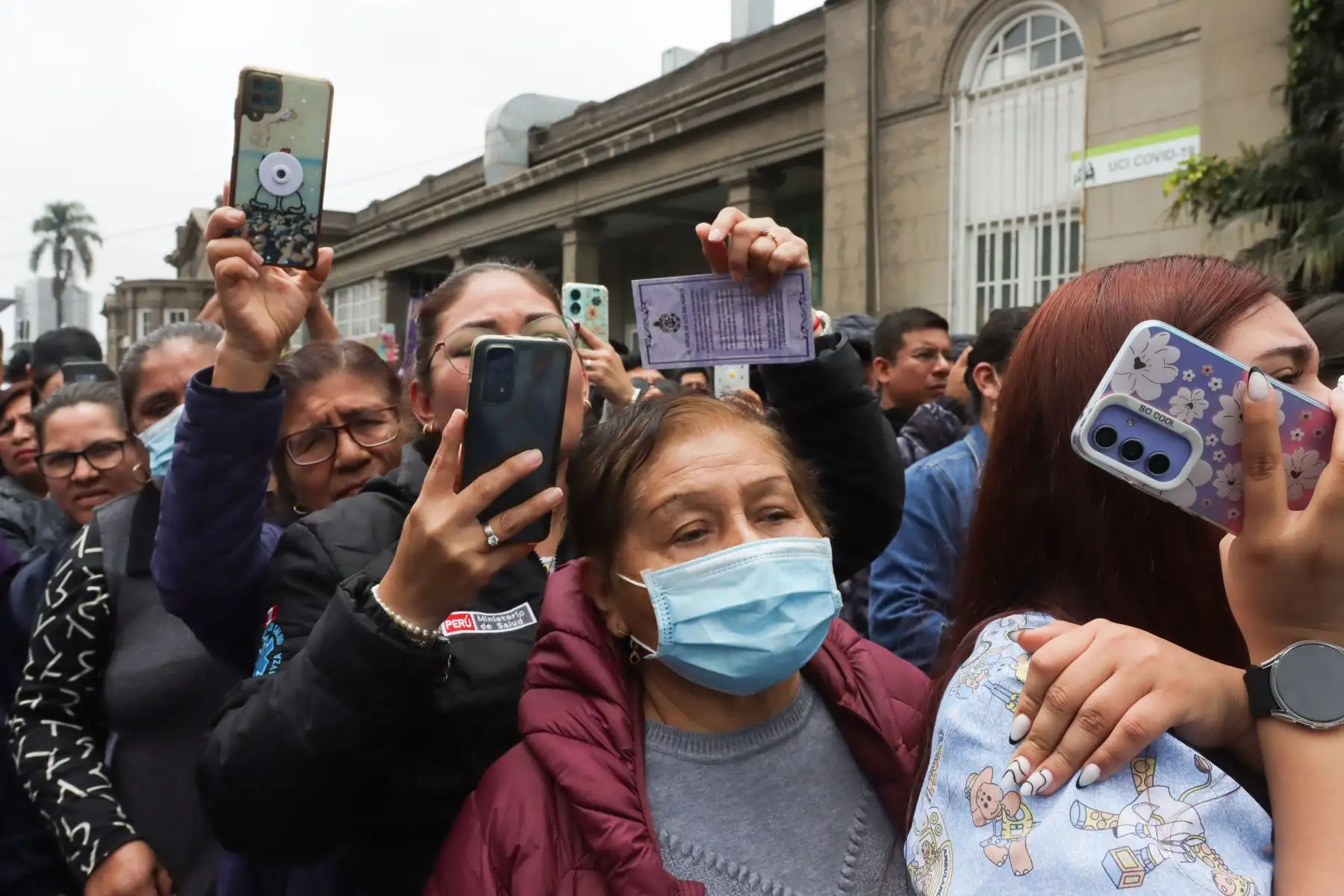 Pacientes del Hospital Arzobispo Loayza reciben la bendición del Señor de los Milagros.
Foto: ANDINA/ Lino Chipana.