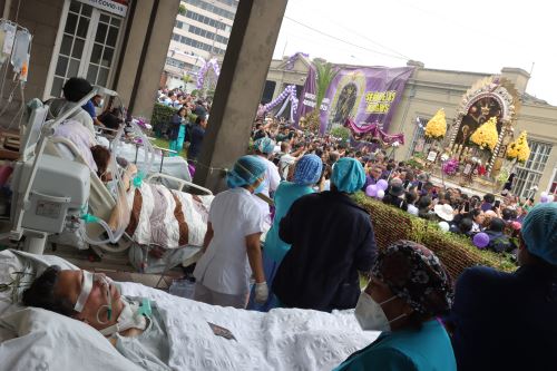 La bendición del Cristo Moreno a pacientes y personal del Hospital Loayza