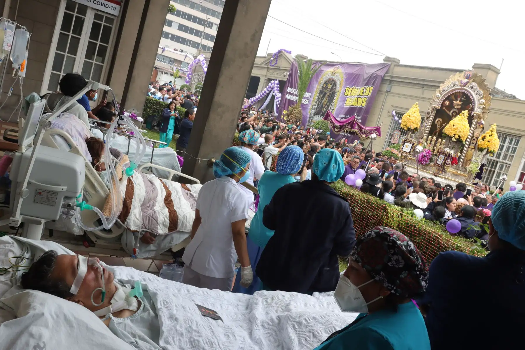 Pacientes del Hospital Arzobispo Loayza reciben la bendición del Señor de los Milagros.
Foto: ANDINA/ Lino Chipana.