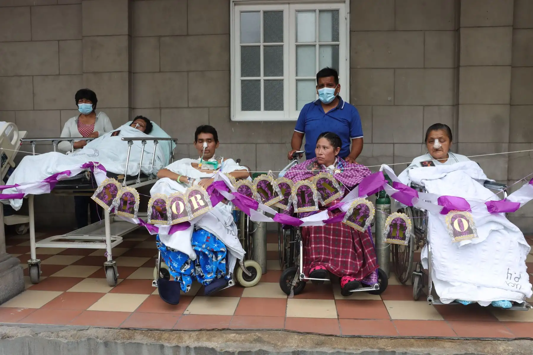 Pacientes del Hospital Arzobispo Loayza reciben la bendición del Señor de los Milagros.
Foto: ANDINA/ Lino Chipana.