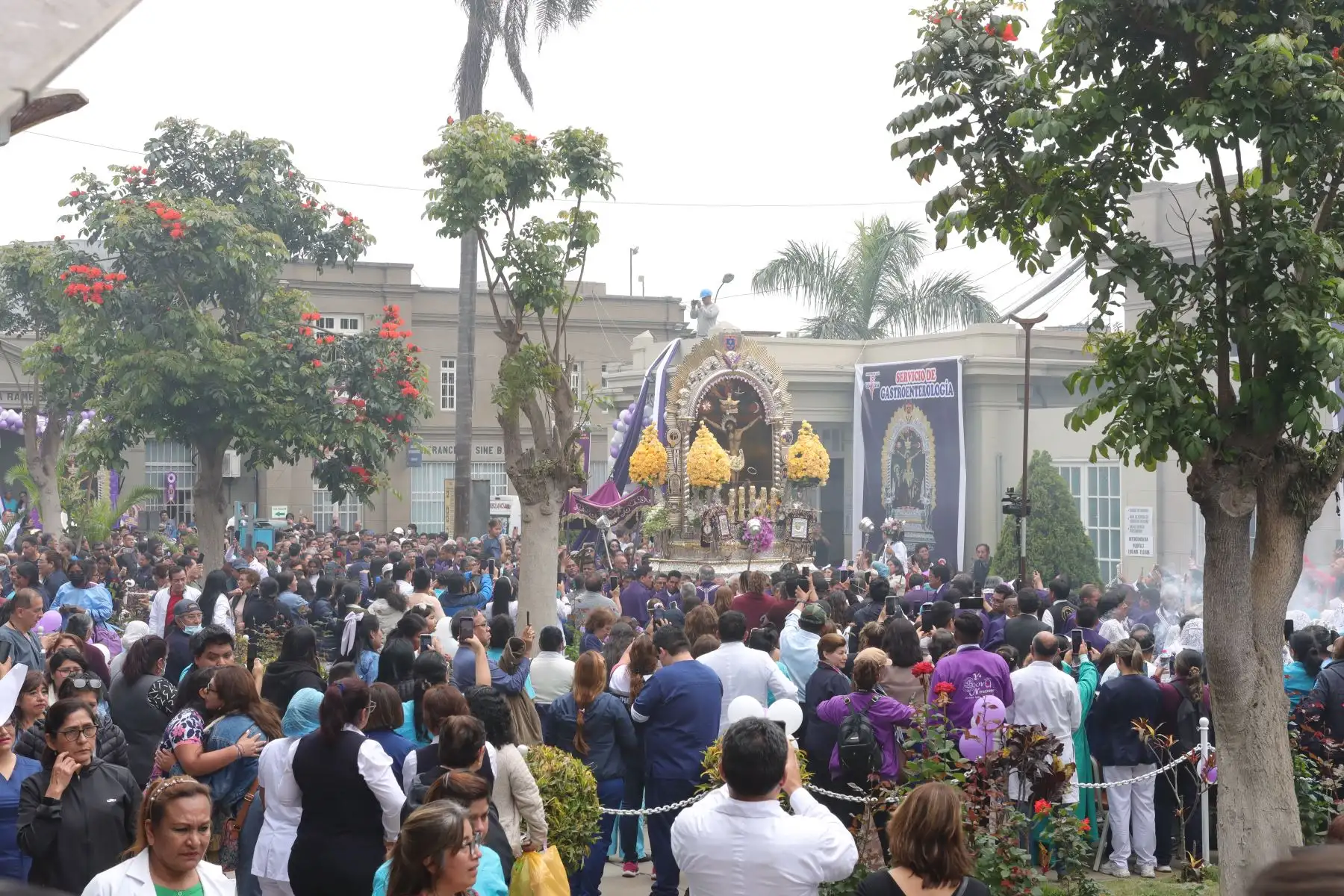 Pacientes del Hospital Arzobispo Loayza reciben la bendición del Señor de los Milagros.
Foto: ANDINA/ Lino Chipana.