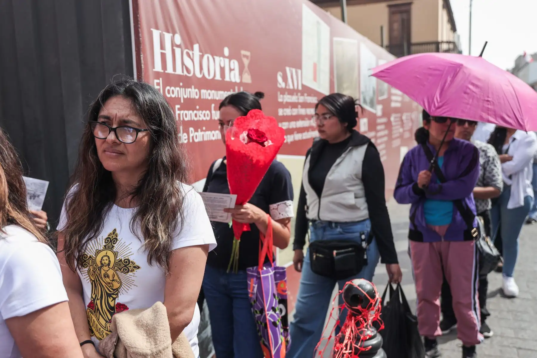 Fieles devotos llegan al Convento de San Francisco para rendir homenaje a San Judas Tadeo en su día. Se hicieron presentes los rezos, peticiones, ofrendas, donaciones y mucho fervor religioso. Foto: ANDINA/ Connie Calderon