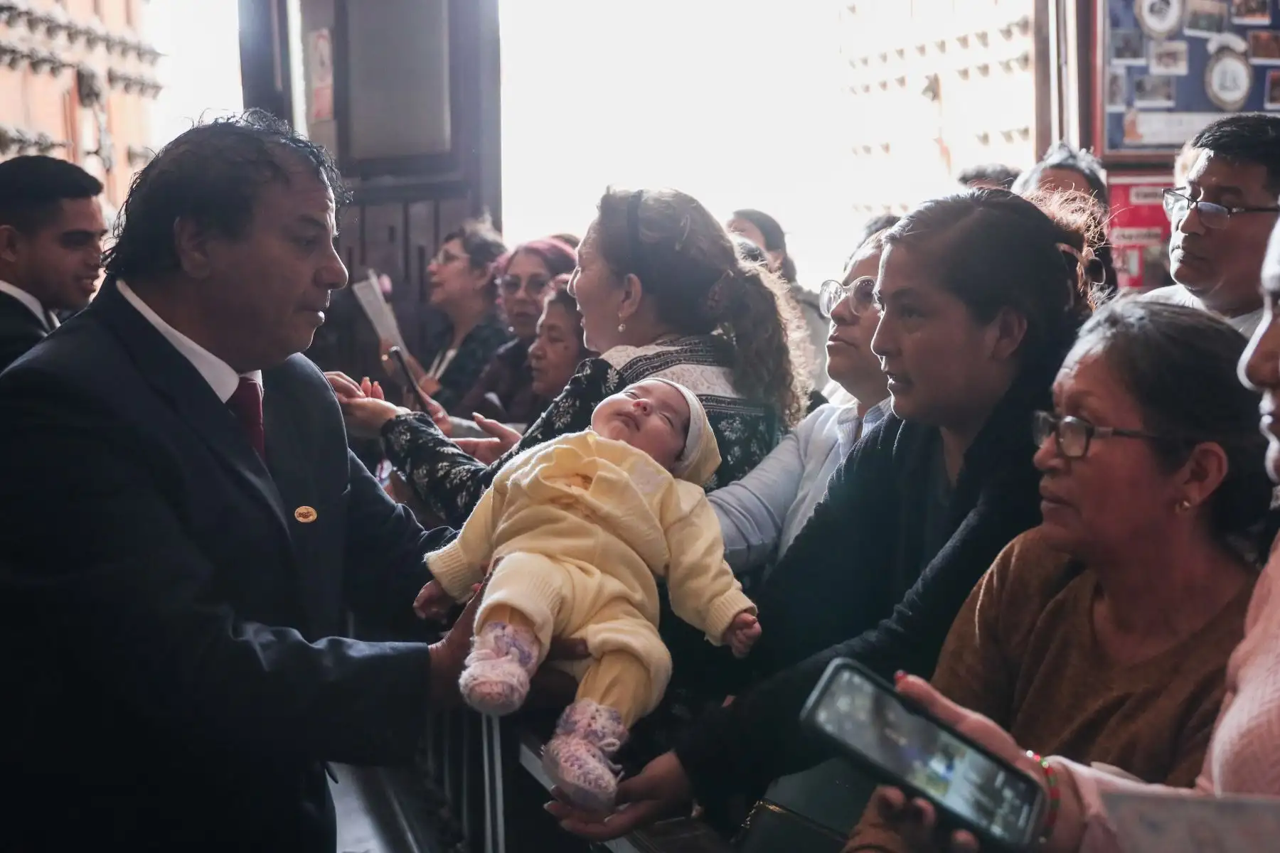 Fieles devotos llegan al Convento de San Francisco para rendir homenaje a San Judas Tadeo en su día. Se hicieron presentes los rezos, peticiones, ofrendas, donaciones y mucho fervor religioso. Foto: ANDINA/ Connie Calderon