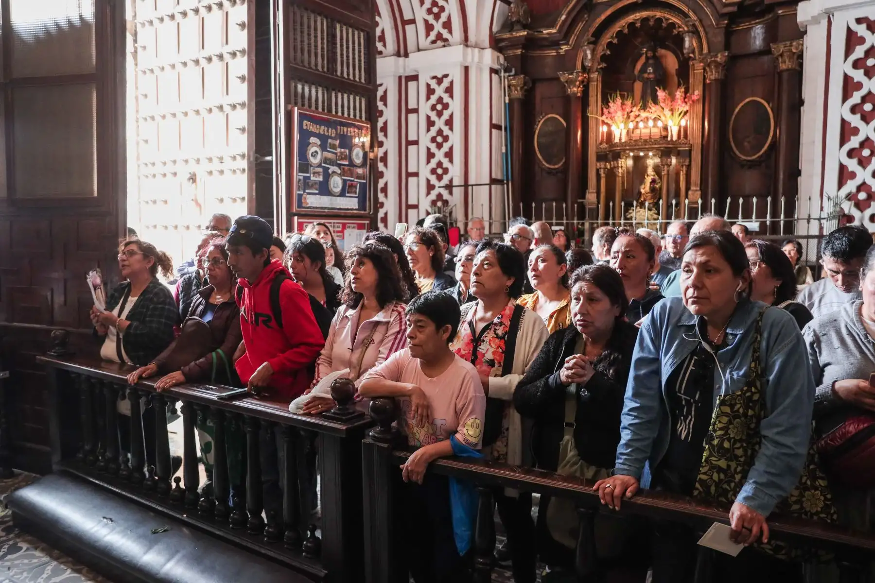 Fieles devotos llegan al Convento de San Francisco para rendir homenaje a San Judas Tadeo en su día. Se hicieron presentes los rezos, peticiones, ofrendas, donaciones y mucho fervor religioso. Foto: ANDINA/ Connie Calderon