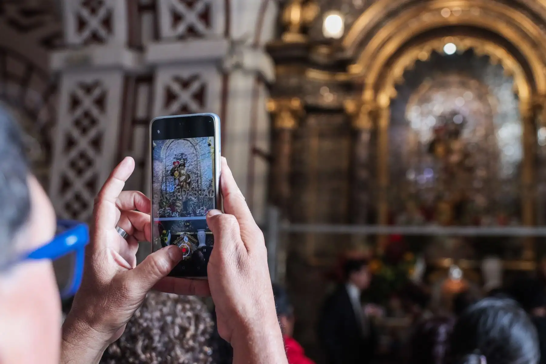 Fieles devotos llegan al Convento de San Francisco para rendir homenaje a San Judas Tadeo en su día. Se hicieron presentes los rezos, peticiones, ofrendas, donaciones y mucho fervor religioso. Foto: ANDINA/ Connie Calderon