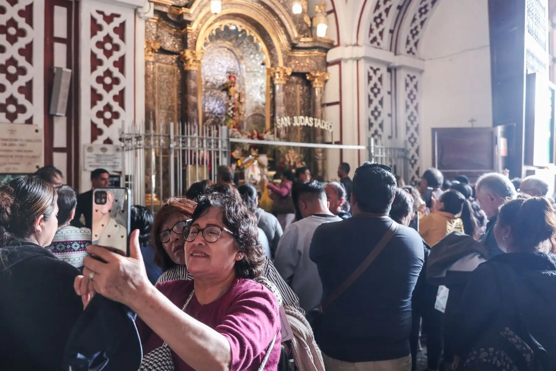 Fieles devotos llegan al Convento de San Francisco para rendir homenaje a San Judas Tadeo en su día. Se hicieron presentes los rezos, peticiones, ofrendas, donaciones y mucho fervor religioso. Foto: ANDINA/ Connie Calderon