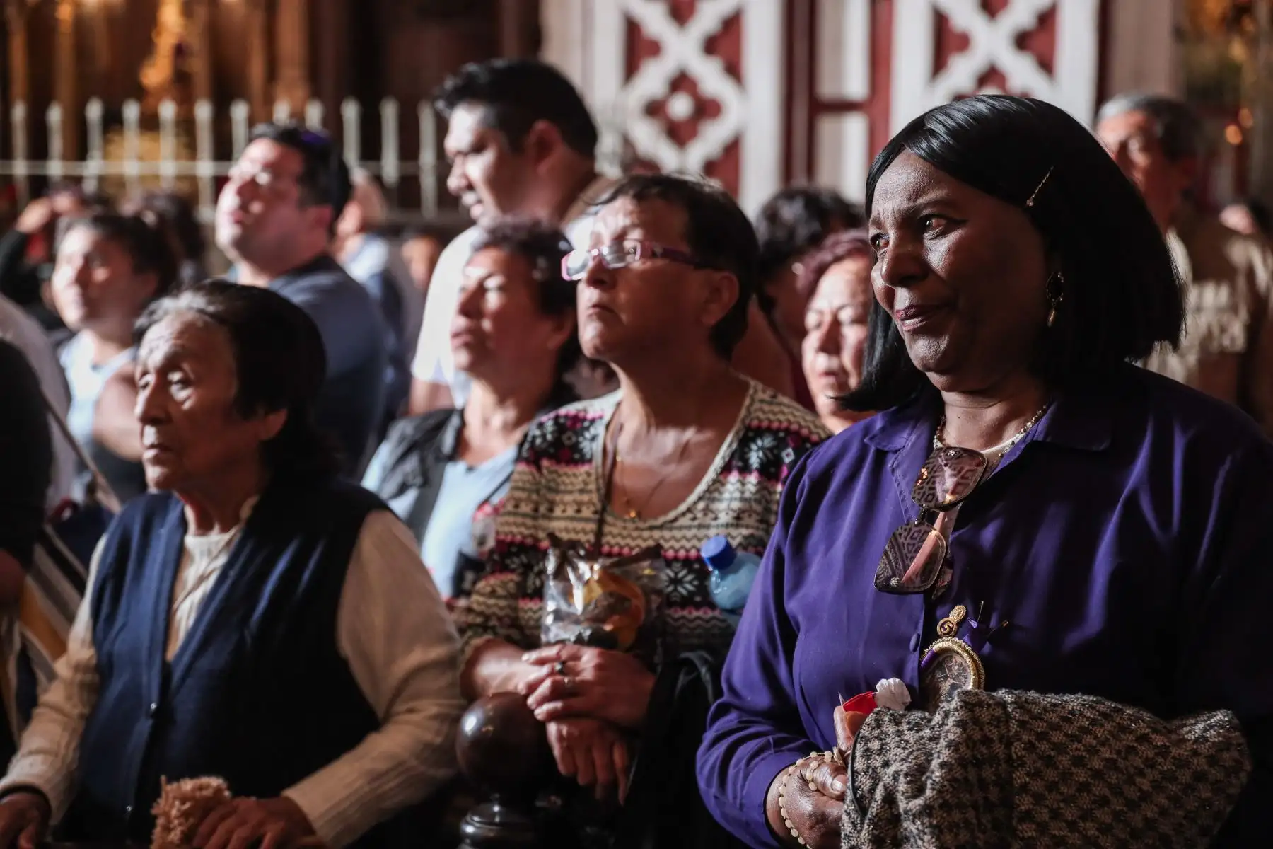 Fieles devotos llegan al Convento de San Francisco para rendir homenaje a San Judas Tadeo en su día. Se hicieron presentes los rezos, peticiones, ofrendas, donaciones y mucho fervor religioso. Foto: ANDINA/ Connie Calderon