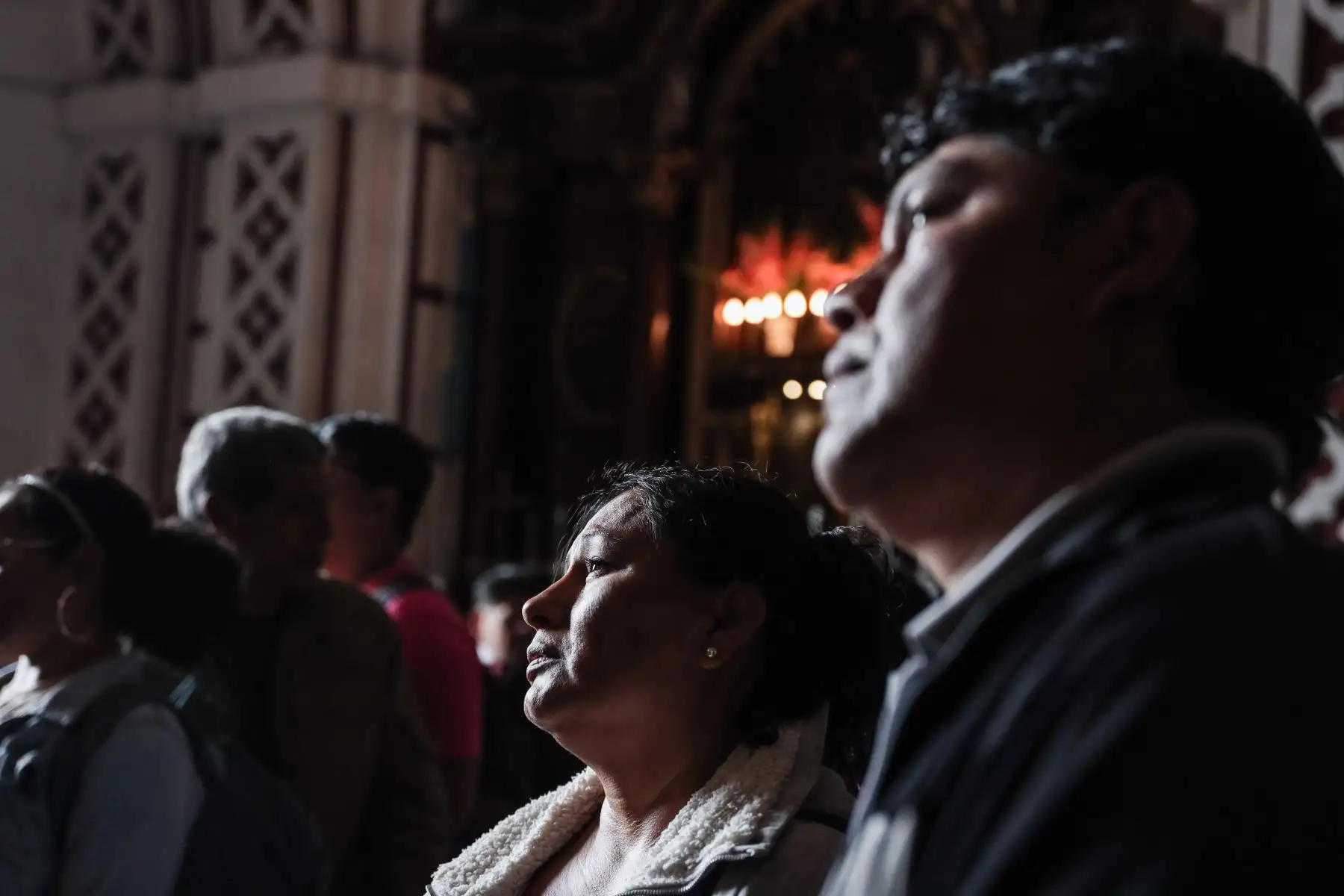 Fieles devotos llegan al Convento de San Francisco para rendir homenaje a San Judas Tadeo en su día. Se hicieron presentes los rezos, peticiones, ofrendas, donaciones y mucho fervor religioso. Foto: ANDINA/ Connie Calderon