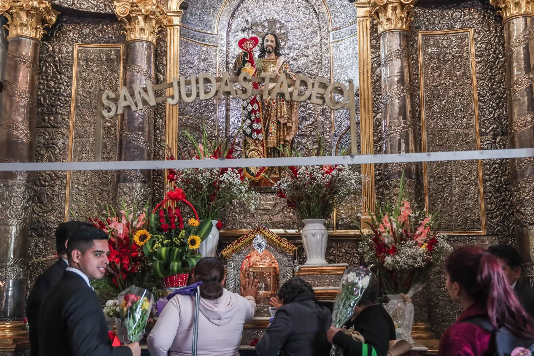 Fieles devotos llegan al Convento de San Francisco para rendir homenaje a San Judas Tadeo en su día. Se hicieron presentes los rezos, peticiones, ofrendas, donaciones y mucho fervor religioso. Foto: ANDINA/ Connie Calderon