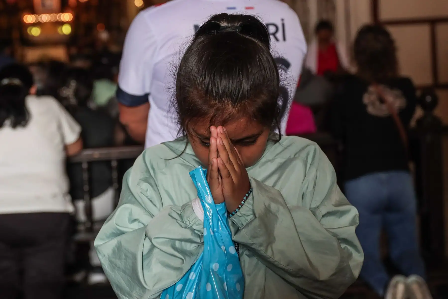 Fieles devotos llegan al Convento de San Francisco para rendir homenaje a San Judas Tadeo en su día. Se hicieron presentes los rezos, peticiones, ofrendas, donaciones y mucho fervor religioso. Foto: ANDINA/ Connie Calderon