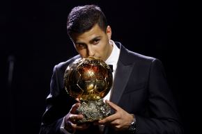 El centrocampista del Manchester City y España, Rodri, besa el trofeo después de ganar el Balón de Oro 2024 masculino. Foto: EFE