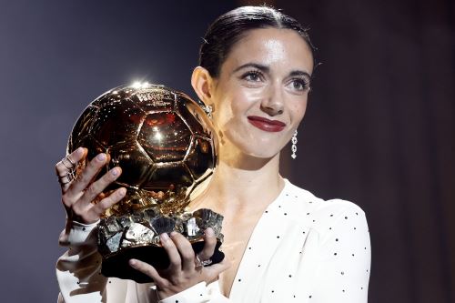 La centrocampista española Aitana Bonmatí, futbolista del Barcelona FC, gana el Balón de Oro femenino 2024. Foto: EFE.