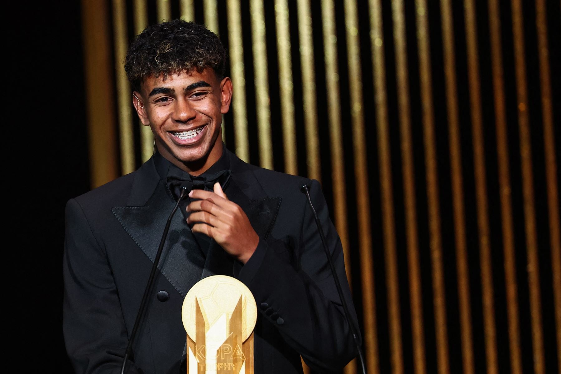 El delantero español del Barcelona Lamine Yamal recibe el Trofeo Kopa al mejor jugador sub-21 durante la ceremonia de entrega del Balón de Oro de France Football 2024 en el Teatro du Chatelet de París. Foto: AFP