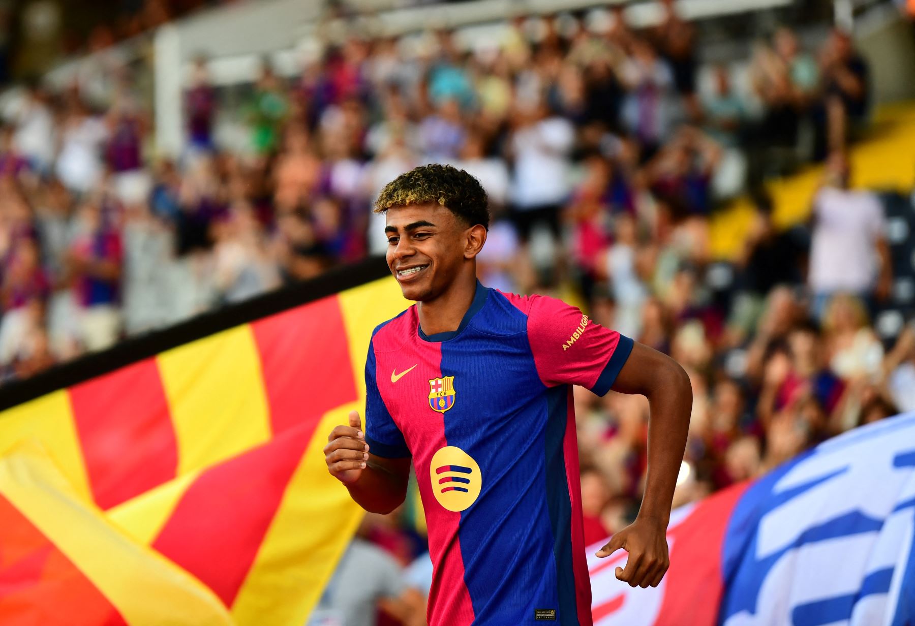 El atacante del Barcelona Lamine Yamal, de 17 años, recibió este lunes el premio Kopa al mejor futbolista joven de la pasada temporada durante la gala del Balón de Oro. AFP