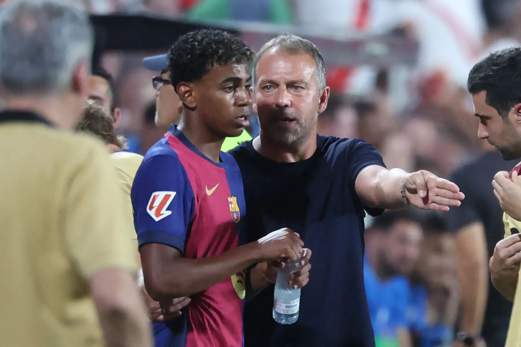 "Quiero agradecer al cuerpo técnico, a los jugadores, a la selección, al señor Luis, a Xavi, que estuvo conmigo, y a Hansi ahora", dijo Yamal. AFP