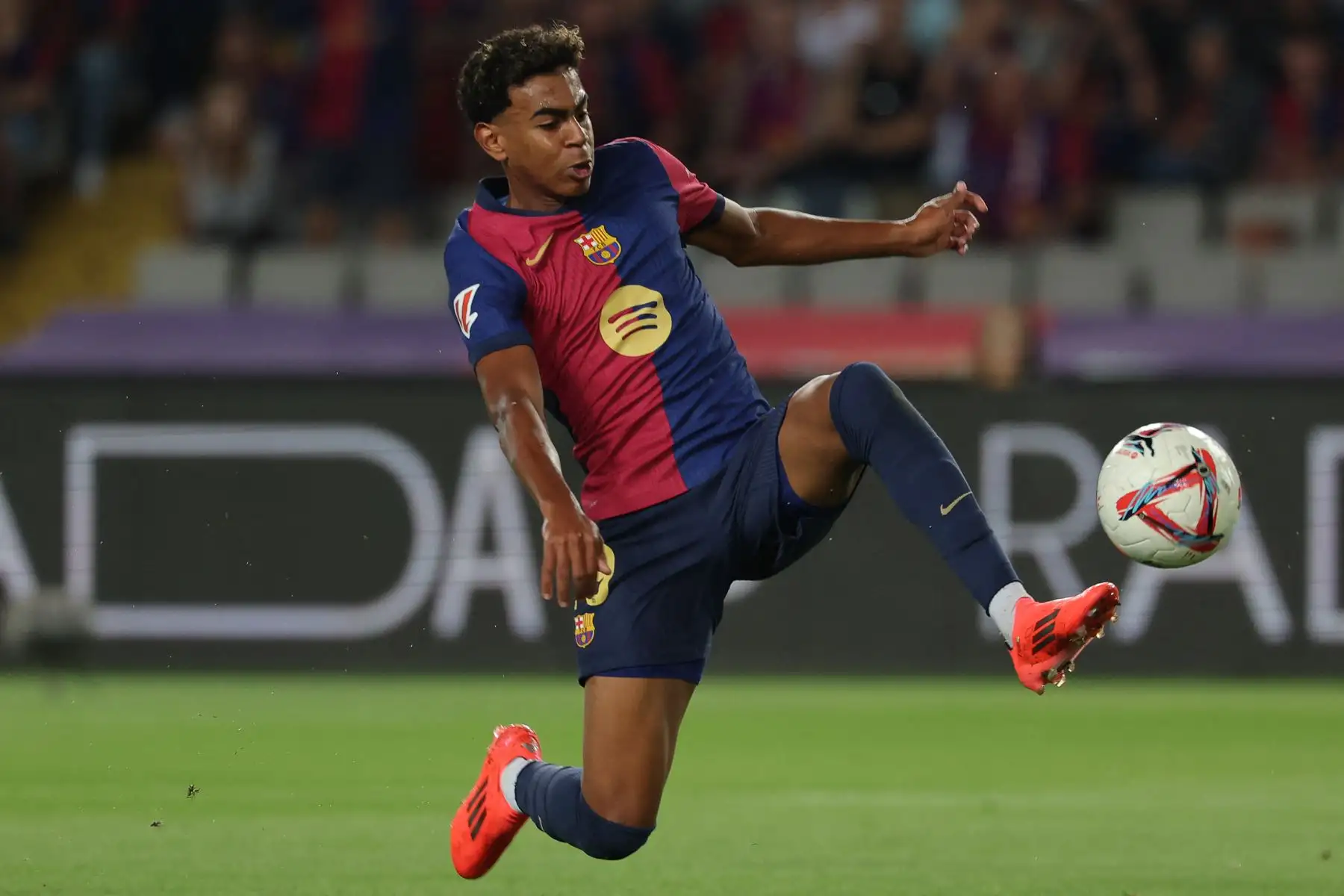 "Este es un esfuerzo que dedico a todos los que me han apoyado. Visca el Barça y la capital, C042", expresó el ganador más joven de este premio. AFP