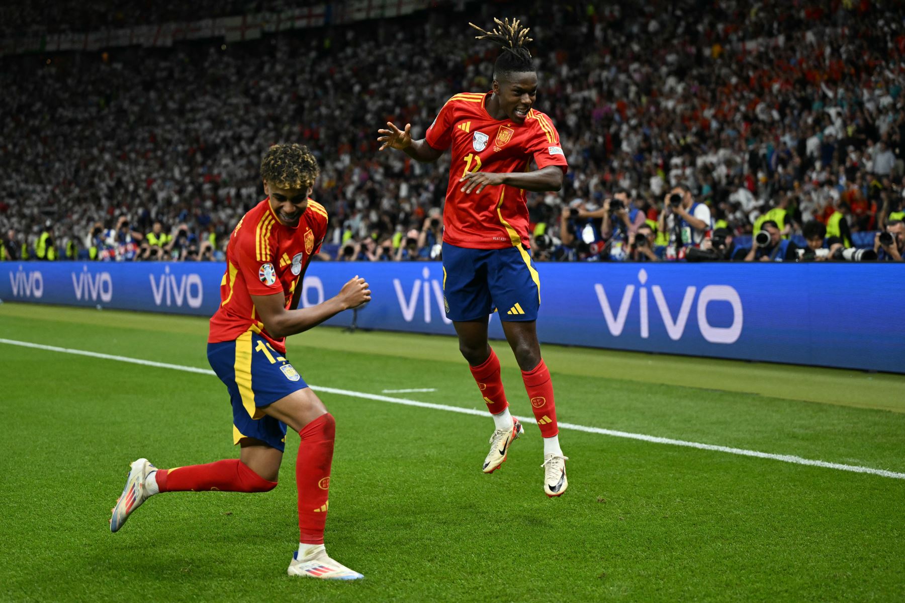 Es el jugador más joven de la historia en debutar y anotar un gol con la selección española con solo 16 años. AFP